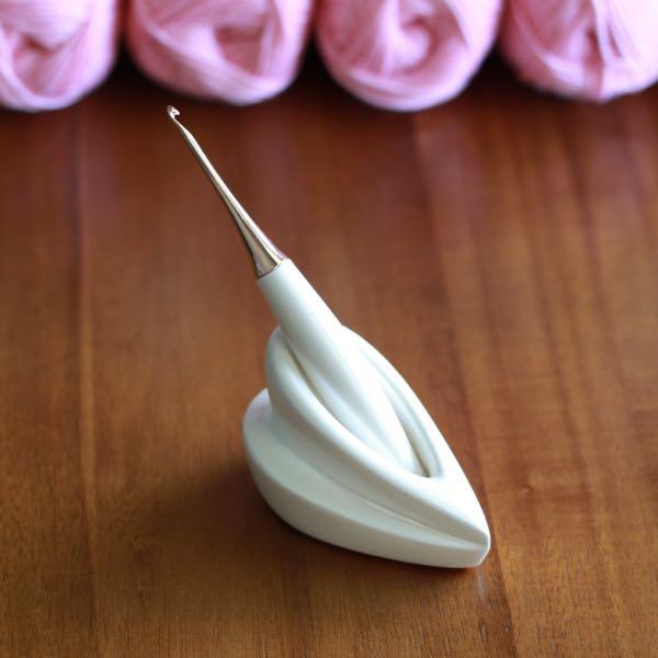 Odyssey White Single Crochet Hook Stand